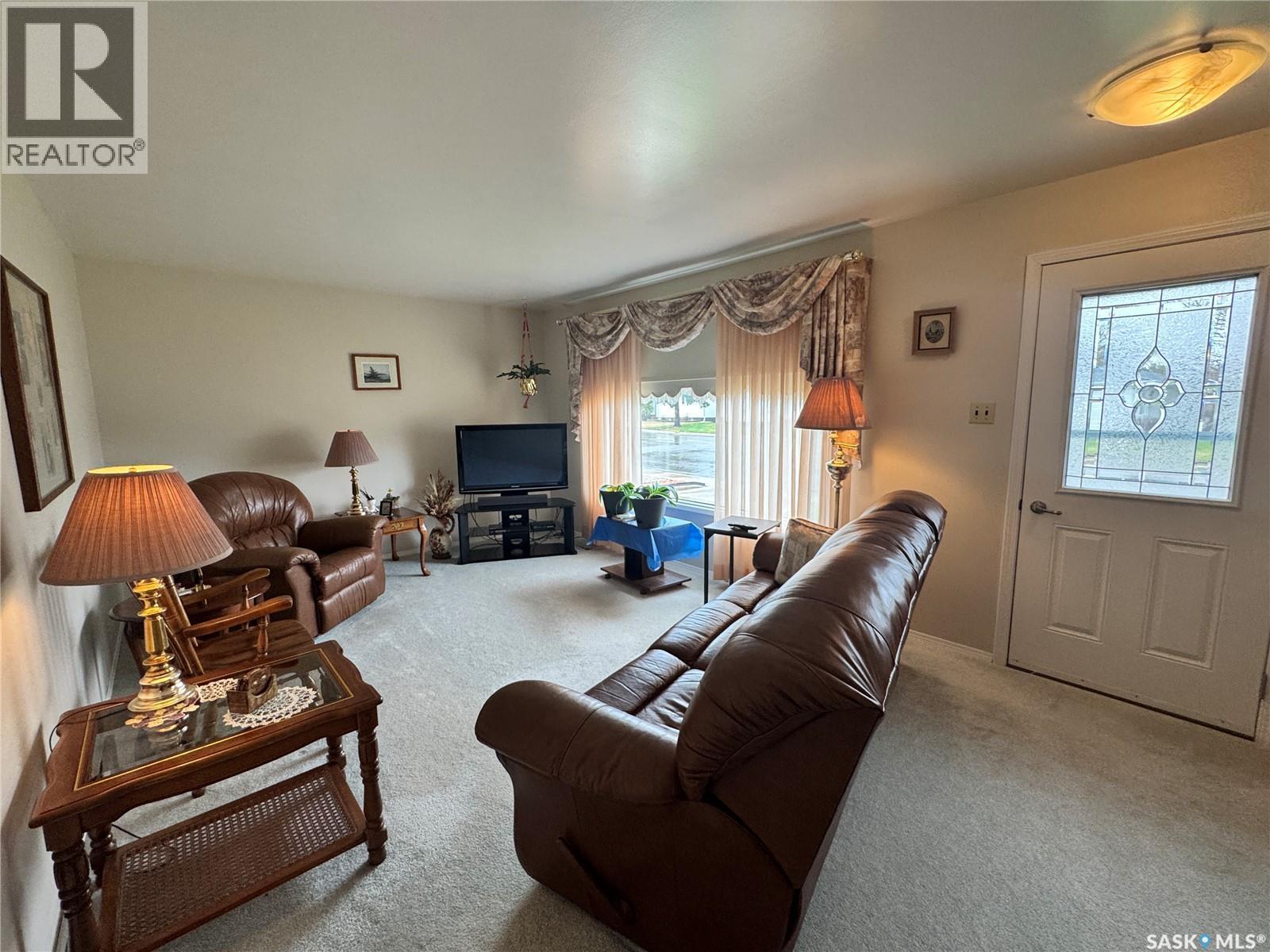 423 7Th Avenue W, Biggar, SK - Indoor Photo Showing Living Room