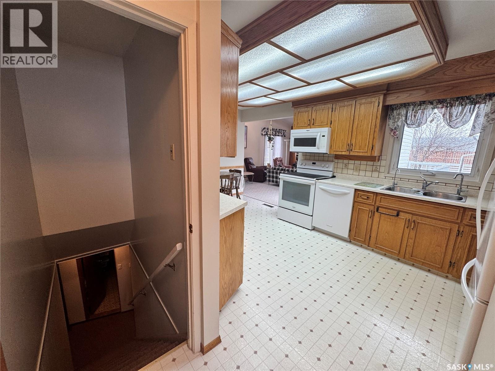 423 7Th Avenue W, Biggar, SK - Indoor Photo Showing Kitchen With Double Sink