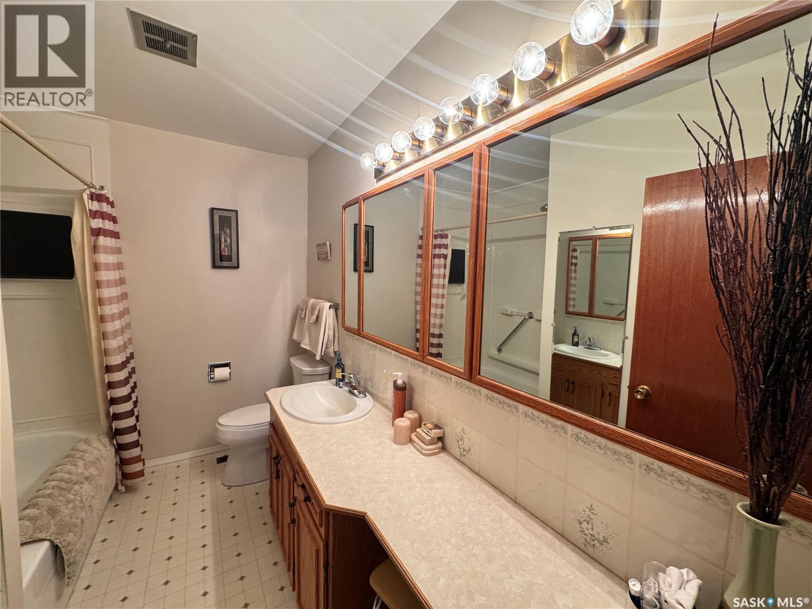 423 7Th Avenue W, Biggar, SK - Indoor Photo Showing Bathroom
