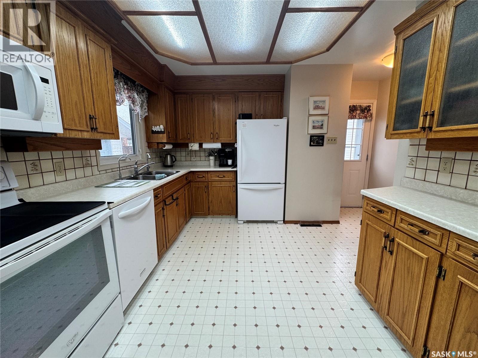 423 7Th Avenue W, Biggar, SK - Indoor Photo Showing Kitchen With Double Sink