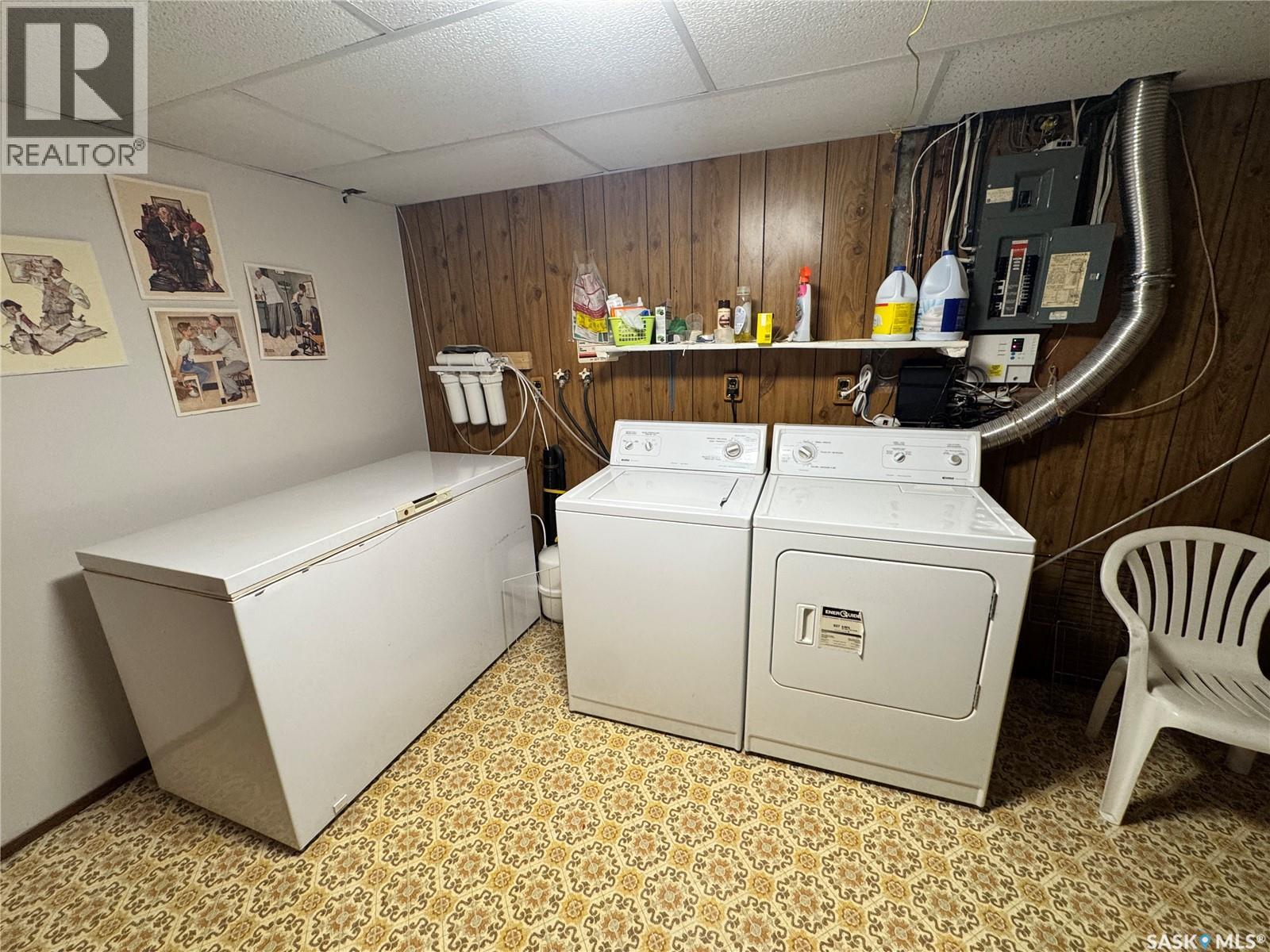 423 7Th Avenue W, Biggar, SK - Indoor Photo Showing Laundry Room
