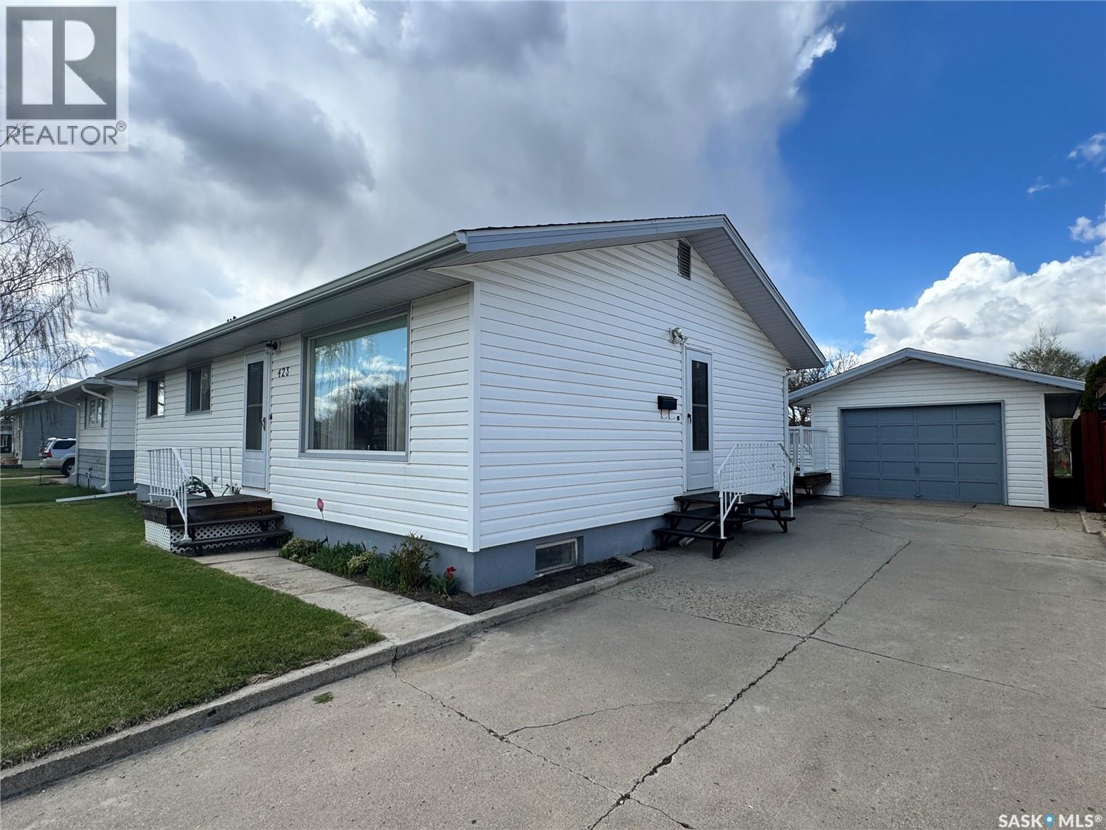 423 7Th Avenue W, Biggar, SK - Outdoor