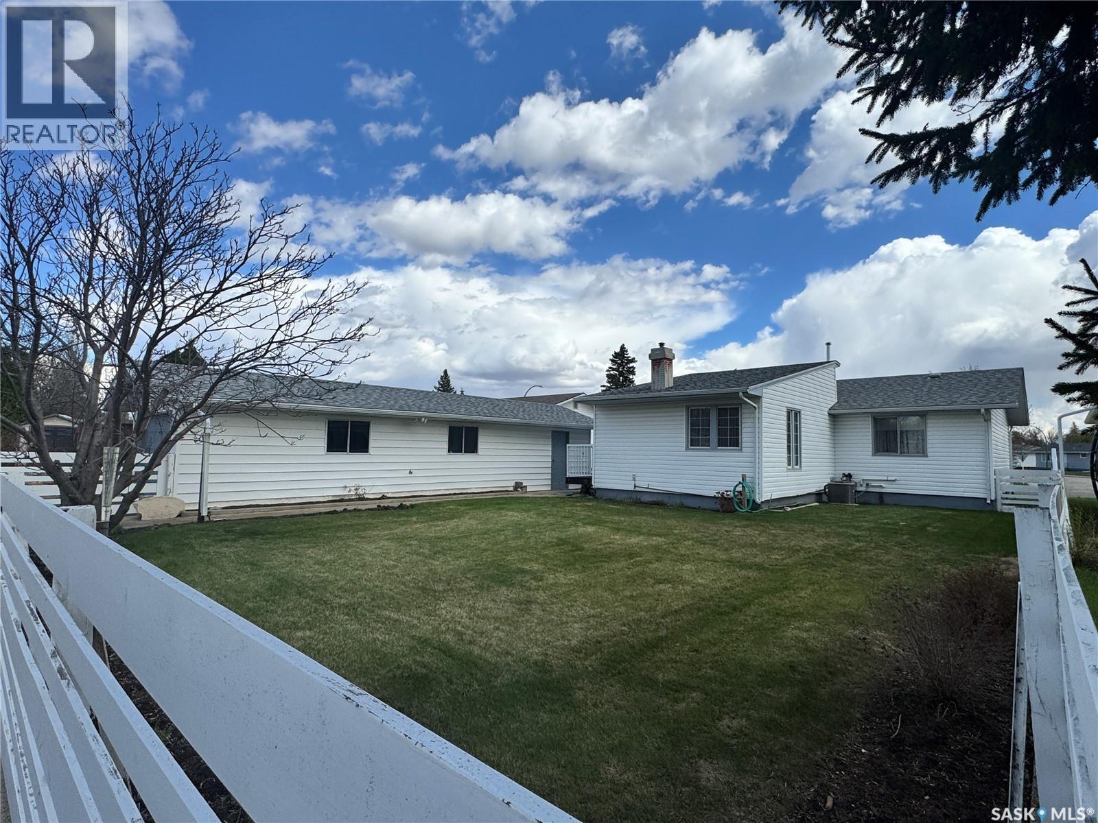 423 7Th Avenue W, Biggar, SK - Outdoor