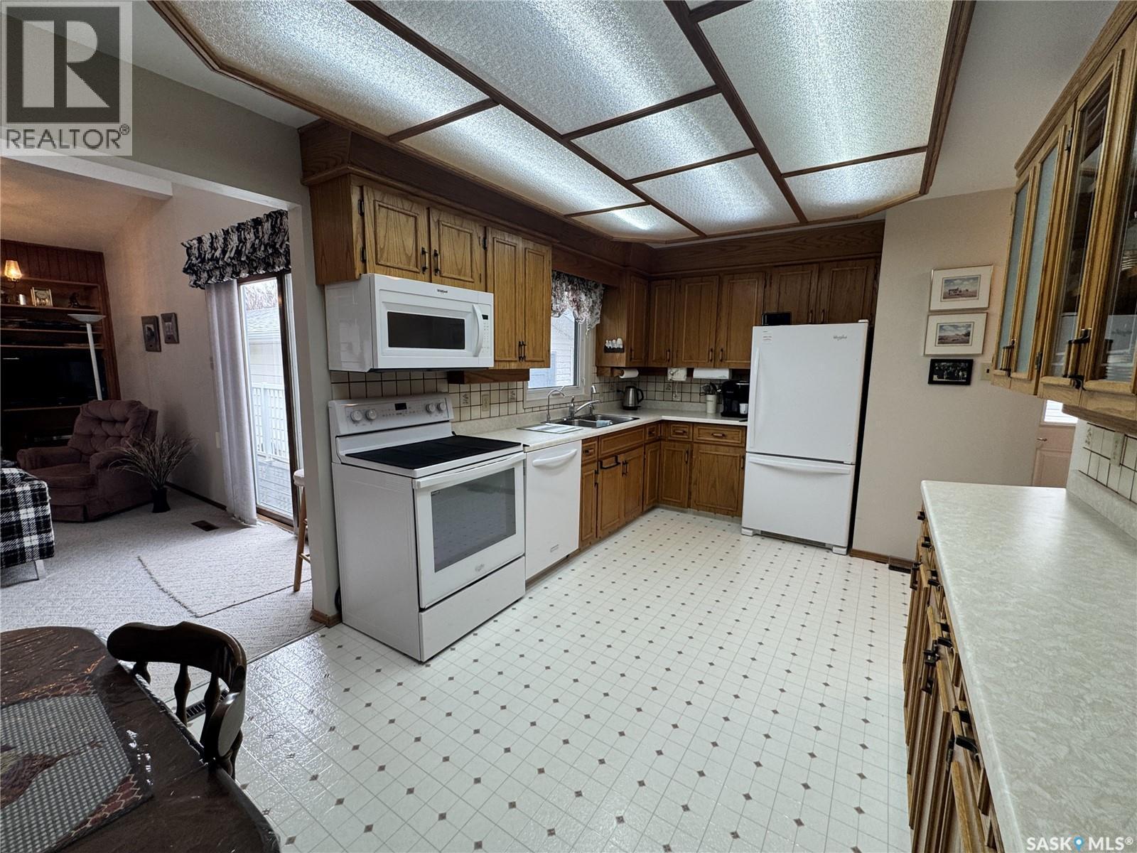 423 7Th Avenue W, Biggar, SK - Indoor Photo Showing Kitchen With Double Sink