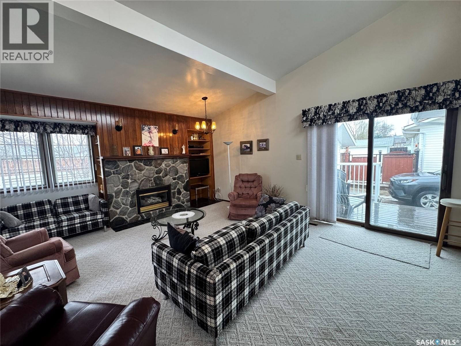 423 7Th Avenue W, Biggar, SK - Indoor Photo Showing Living Room With Fireplace
