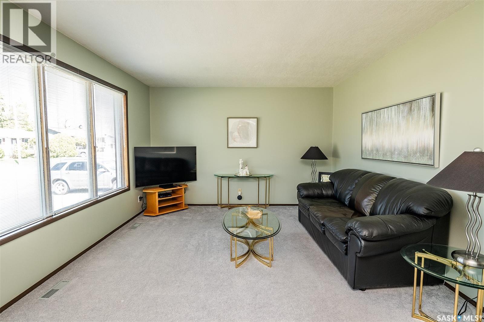 512 9Th Street E, Wynyard, SK - Indoor Photo Showing Living Room