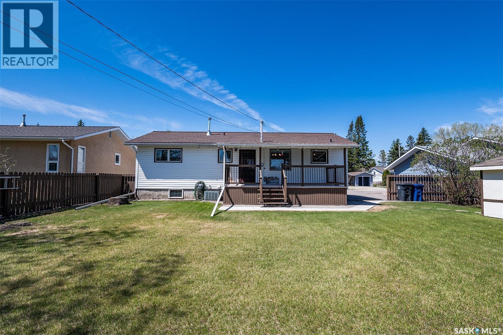 512 9Th Street E, Wynyard, SK - Outdoor With Deck Patio Veranda