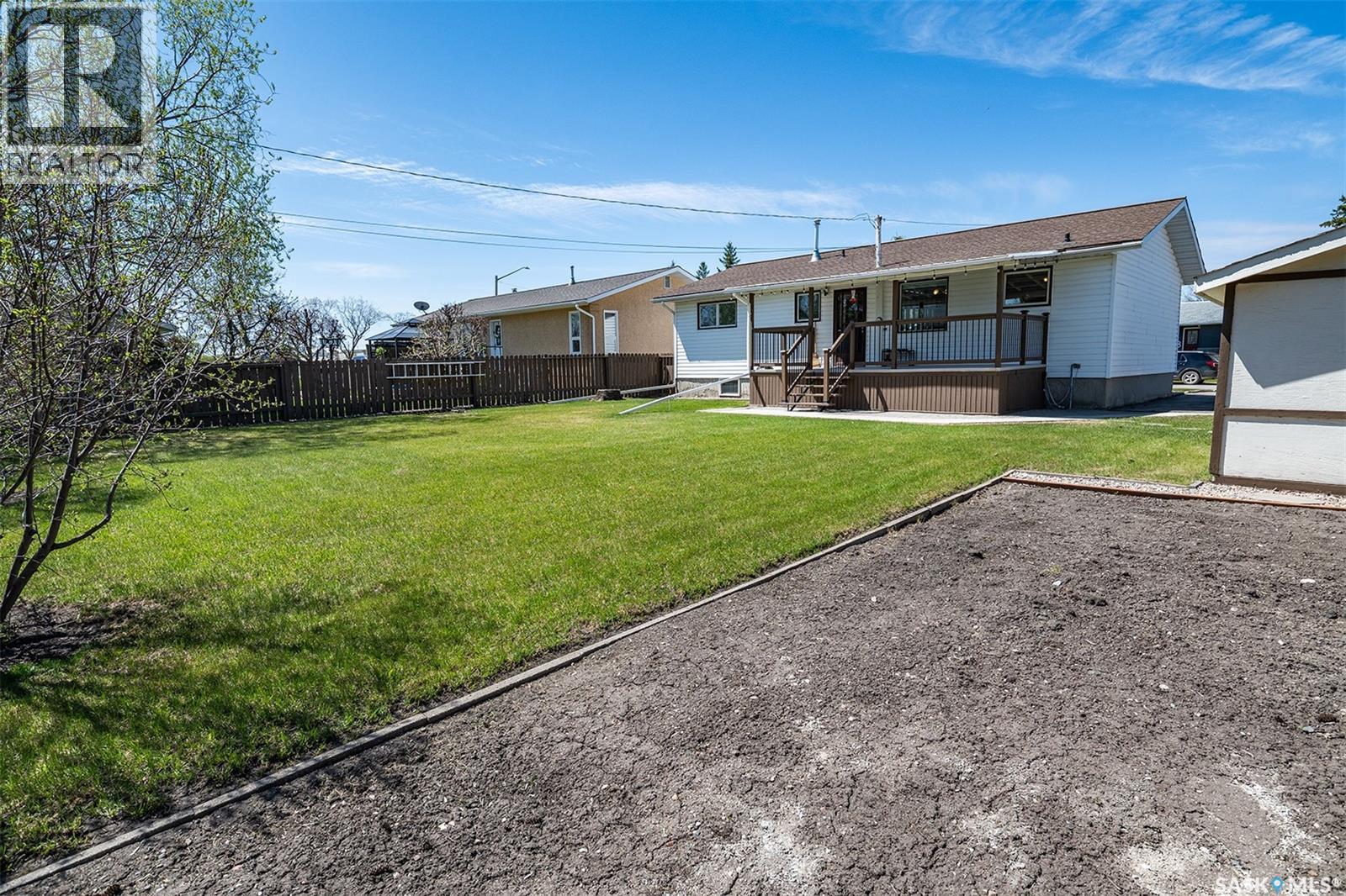 512 9Th Street E, Wynyard, SK - Outdoor With Deck Patio Veranda
