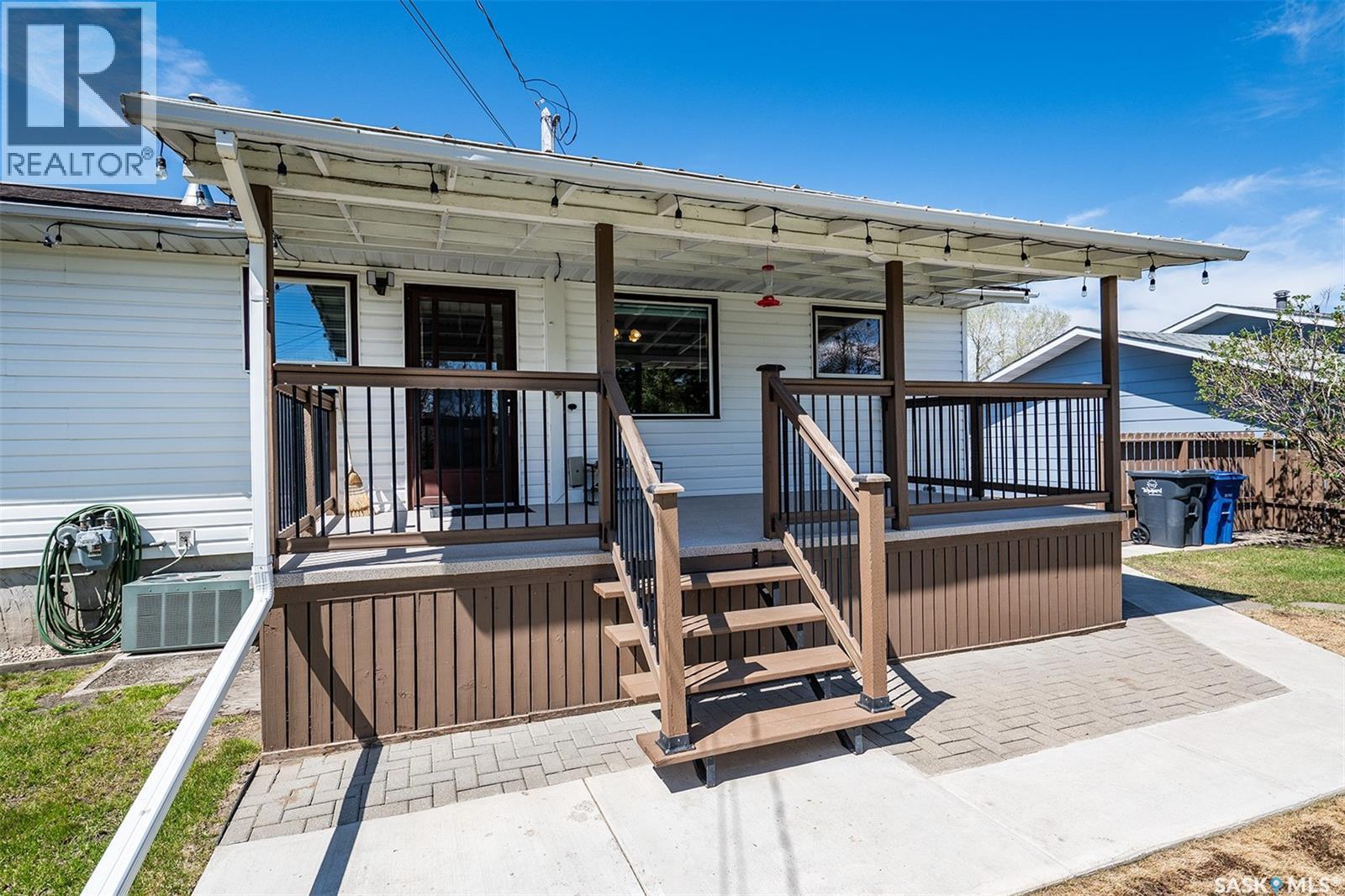 512 9Th Street E, Wynyard, SK - Outdoor With Deck Patio Veranda