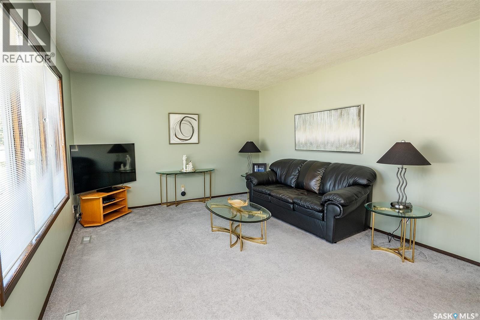 512 9Th Street E, Wynyard, SK - Indoor Photo Showing Living Room