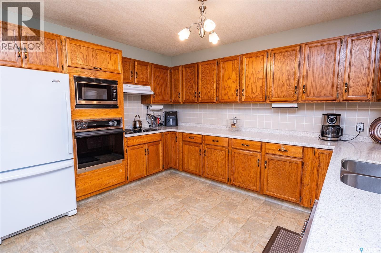 512 9Th Street E, Wynyard, SK - Indoor Photo Showing Kitchen With Double Sink