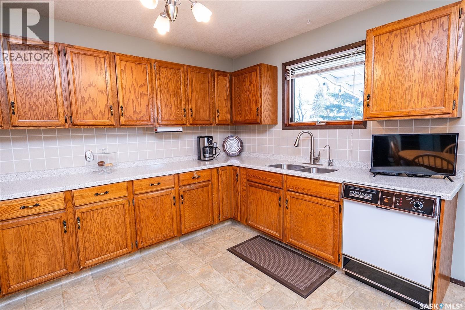 512 9Th Street E, Wynyard, SK - Indoor Photo Showing Kitchen With Double Sink