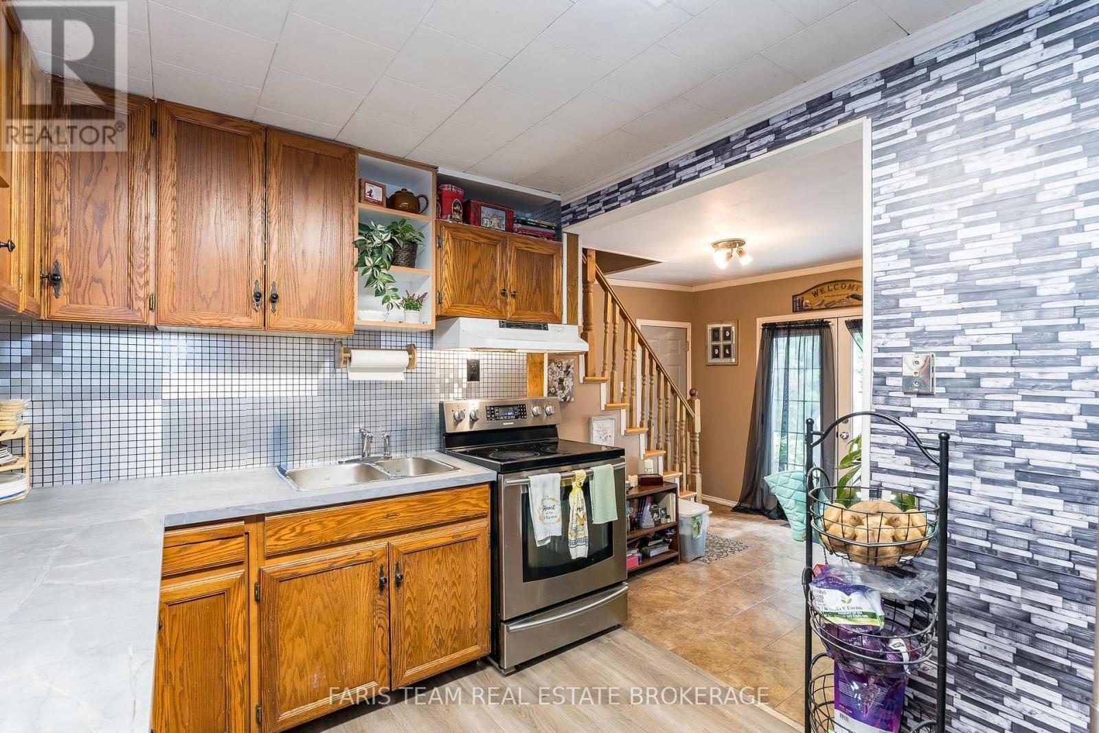 3425 Coronation Avenue, Severn, ON - Indoor Photo Showing Kitchen