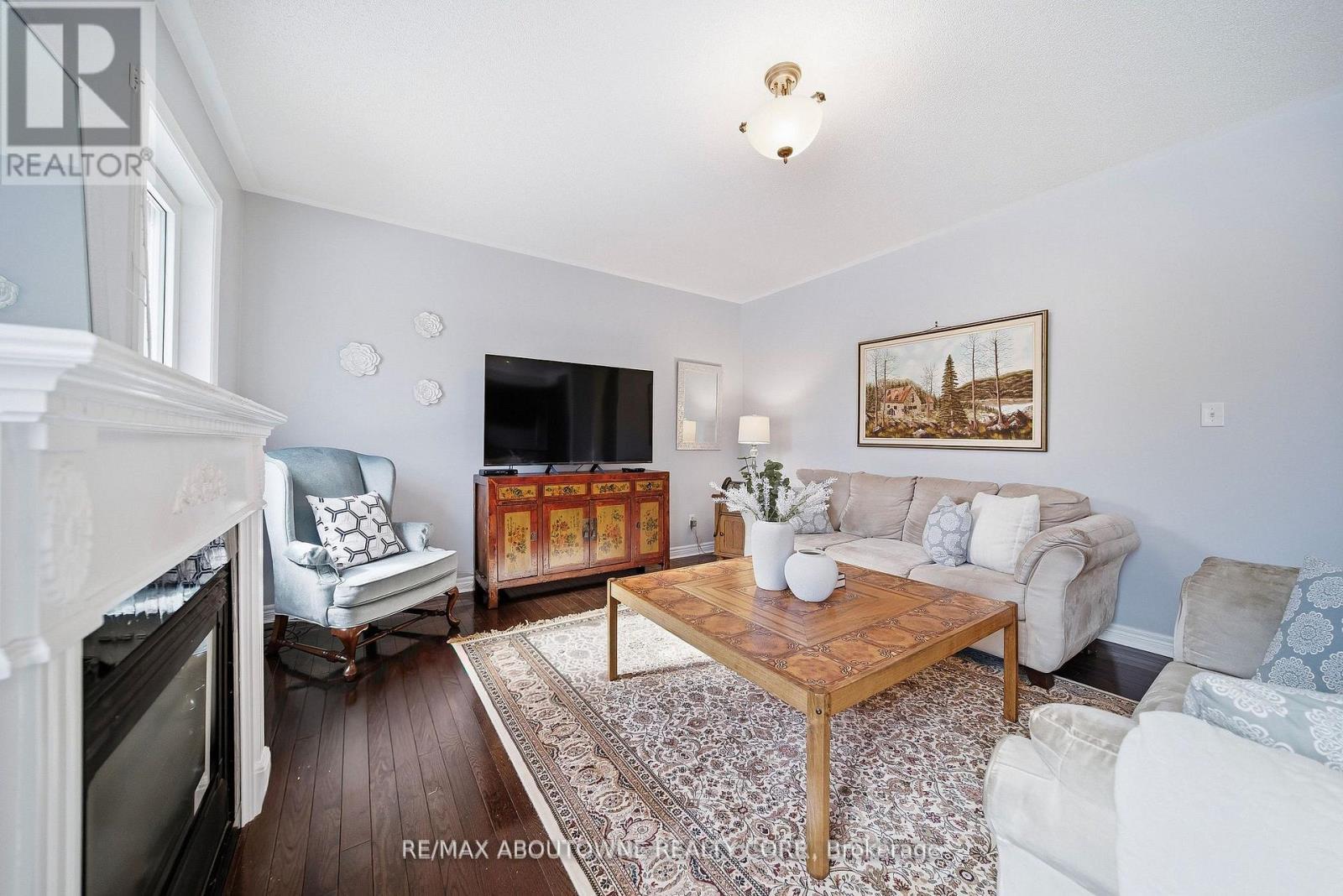 2070 Willhaven Trail, Oakville, ON - Indoor Photo Showing Living Room