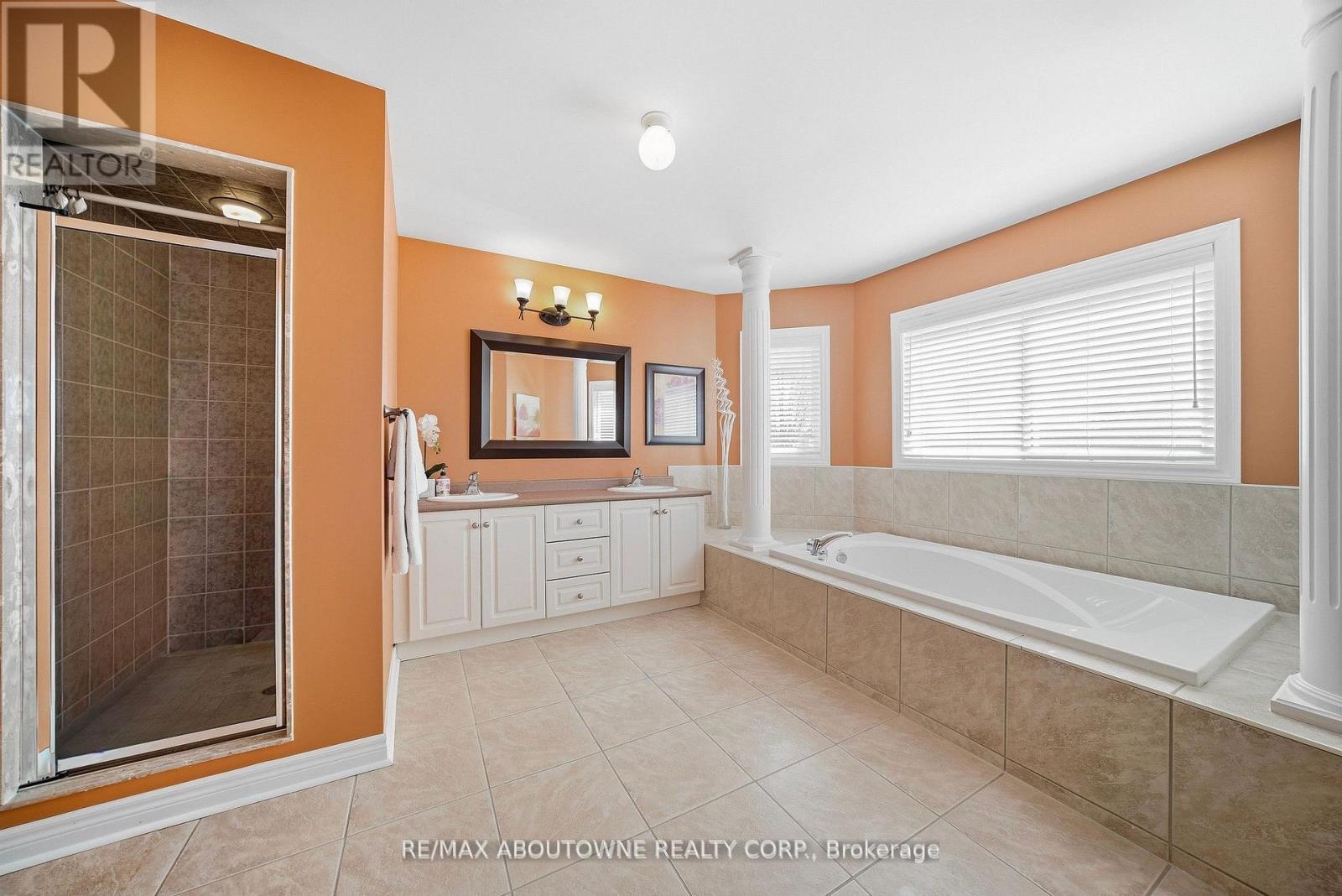 2070 Willhaven Trail, Oakville, ON - Indoor Photo Showing Bathroom