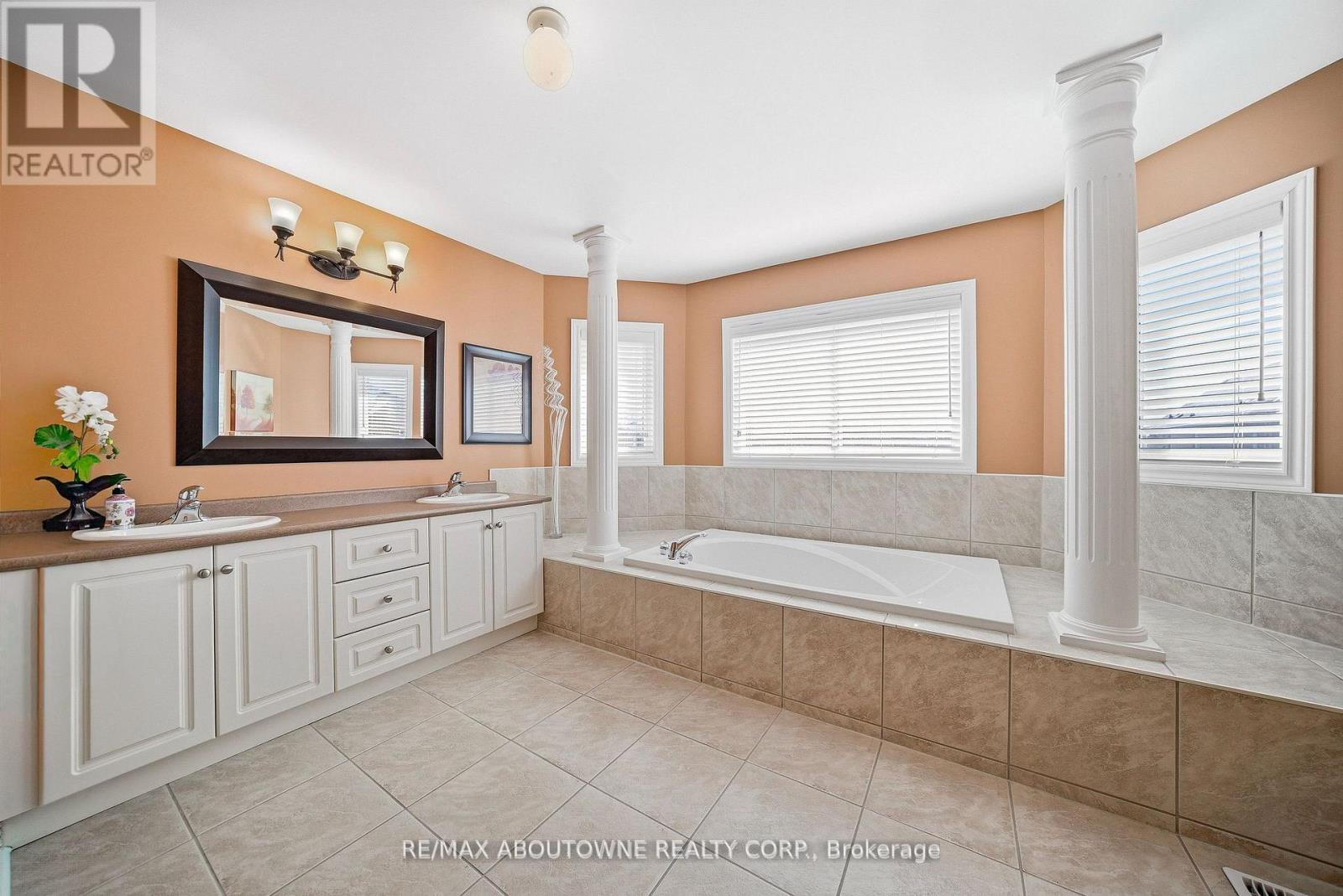 2070 Willhaven Trail, Oakville, ON - Indoor Photo Showing Bathroom