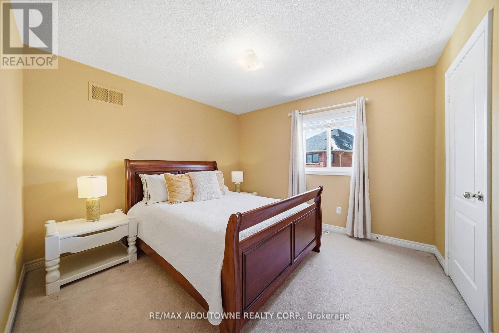 2070 Willhaven Trail, Oakville, ON - Indoor Photo Showing Bedroom