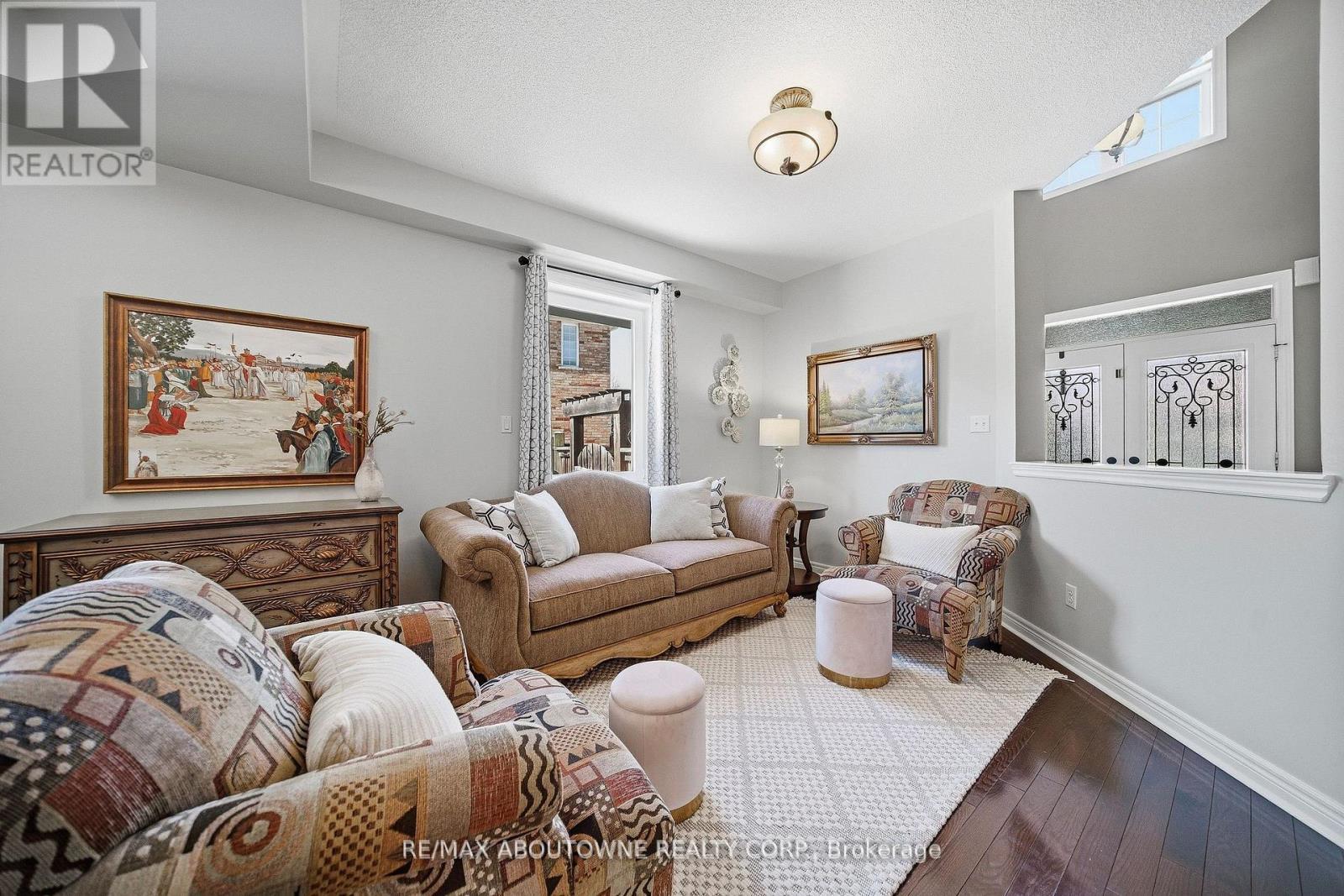 2070 Willhaven Trail, Oakville, ON - Indoor Photo Showing Living Room