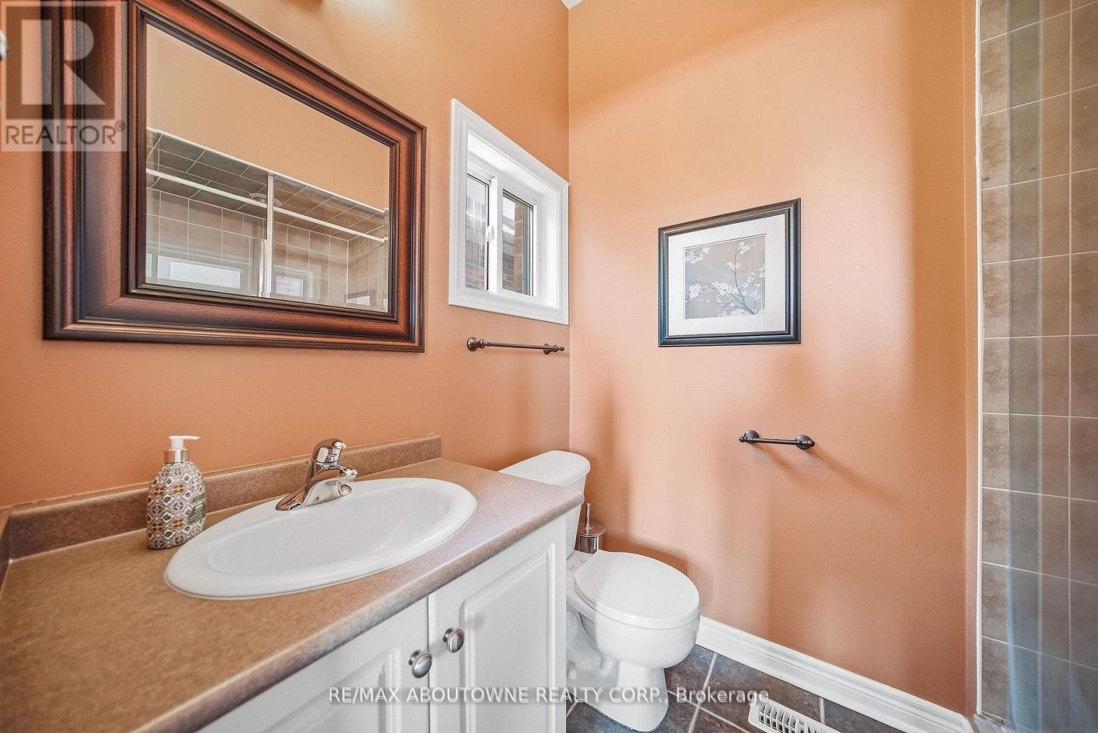 2070 Willhaven Trail, Oakville, ON - Indoor Photo Showing Bathroom