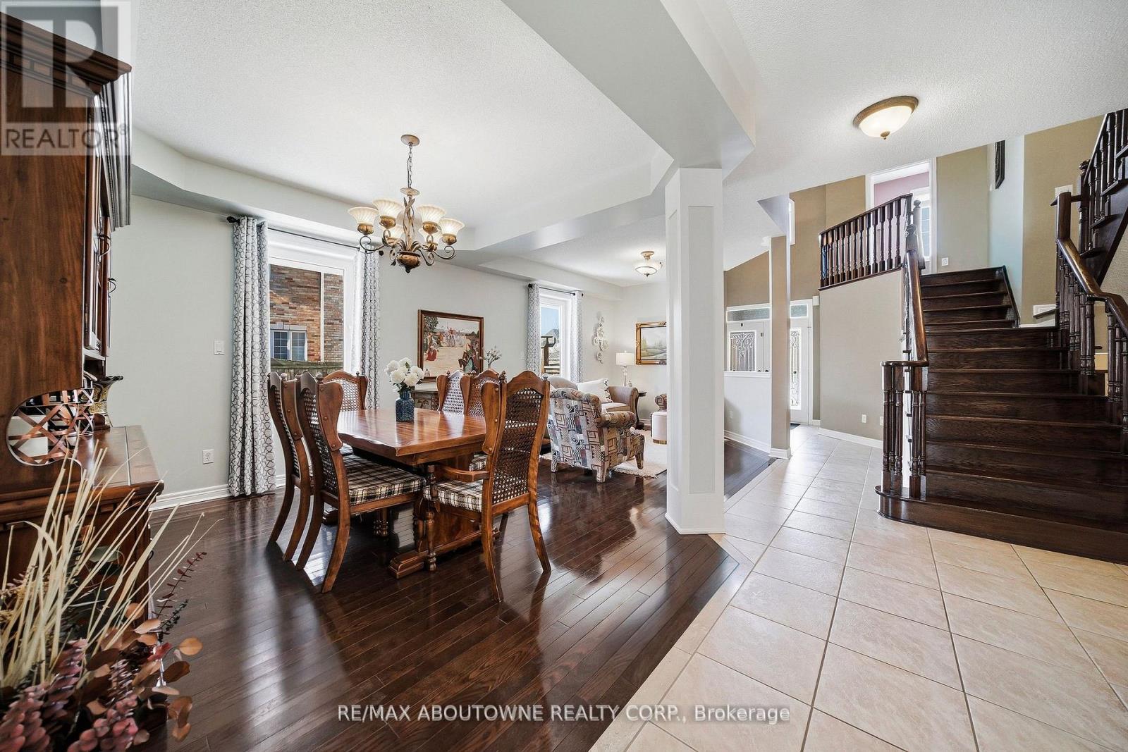 2070 Willhaven Trail, Oakville, ON - Indoor Photo Showing Dining Room