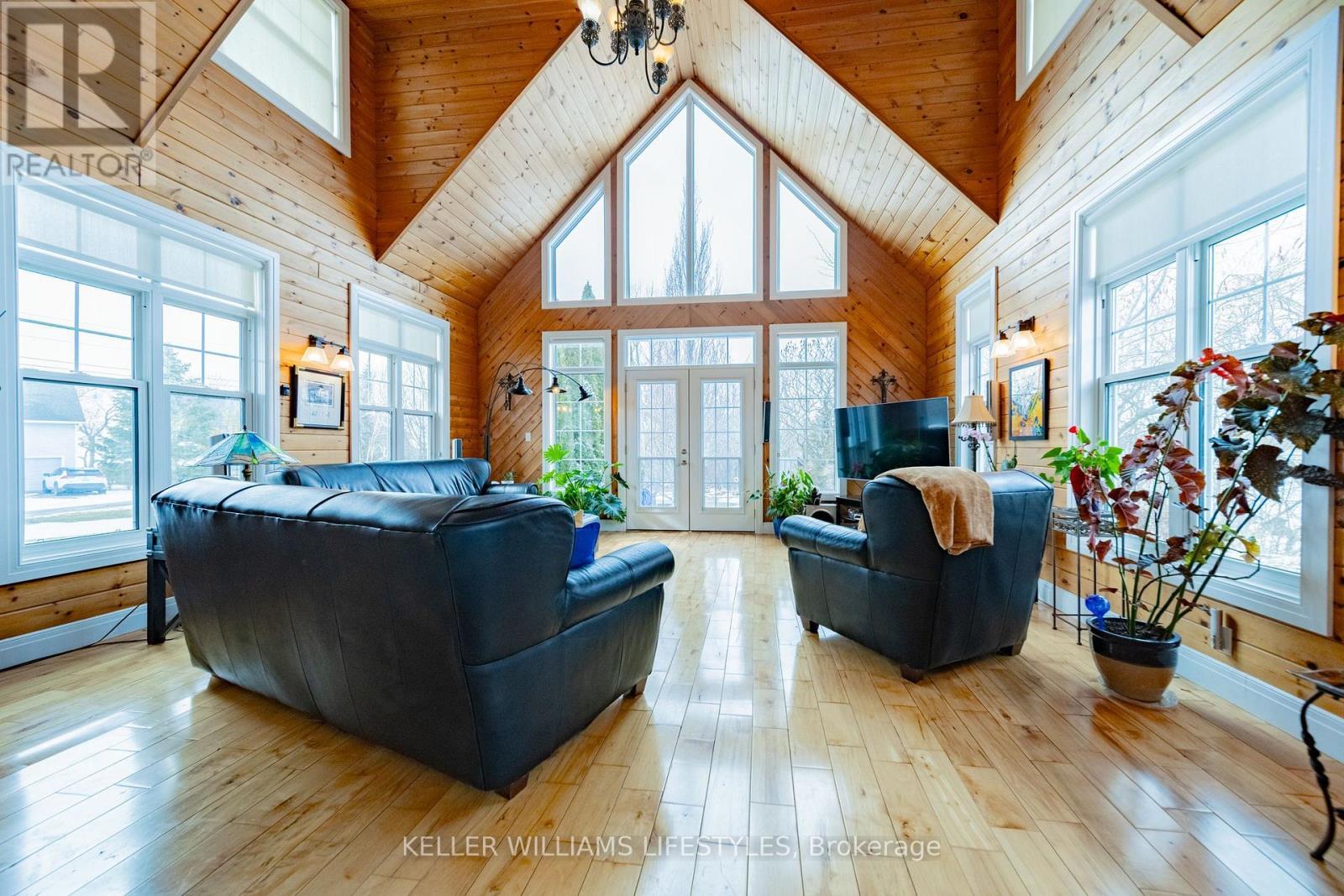 73028 Denise Court, Bluewater (Zurich), ON - Indoor Photo Showing Living Room