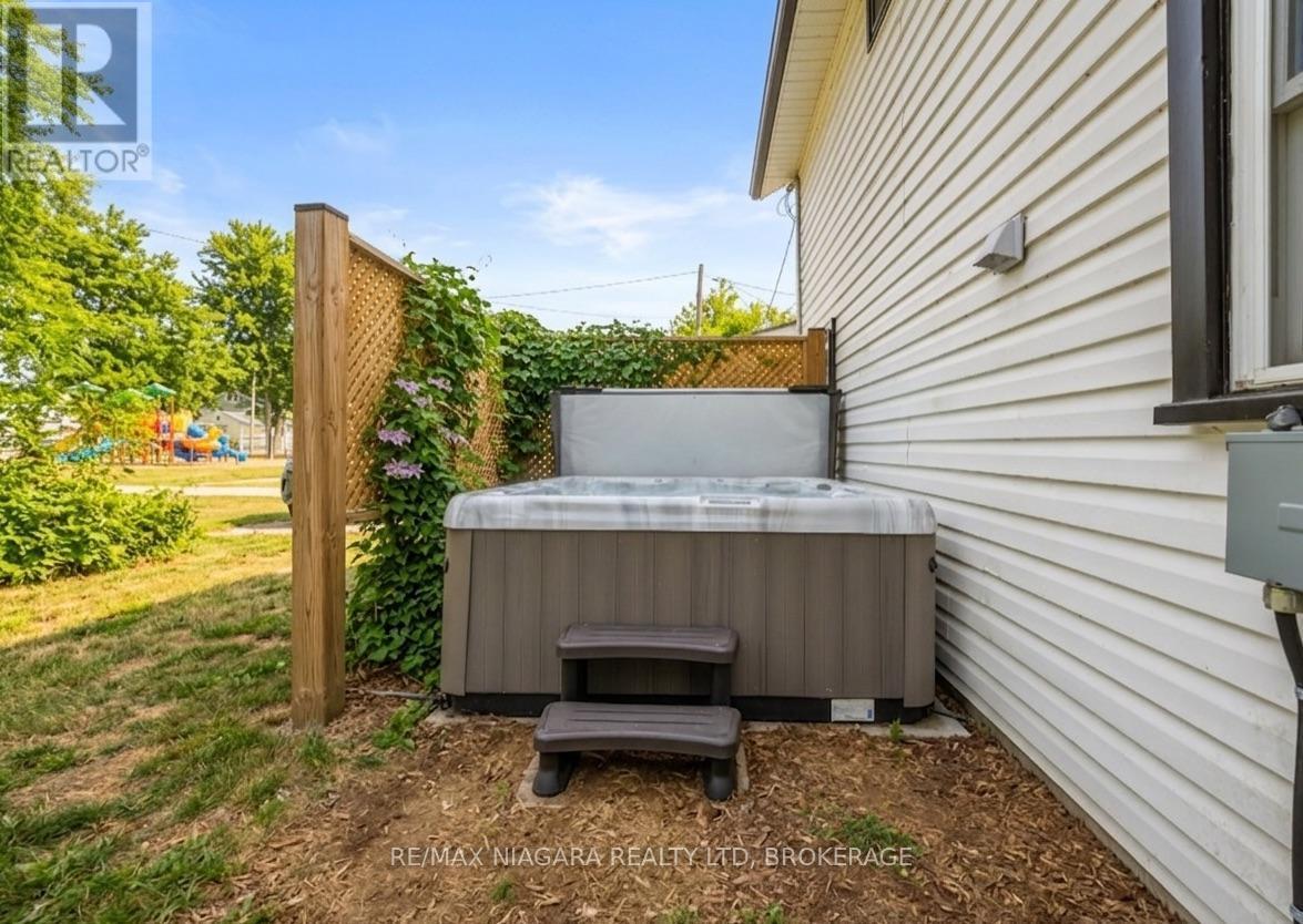 248 Lincoln Road W, Fort Erie (Crystal Beach), ON - Outdoor With Exterior