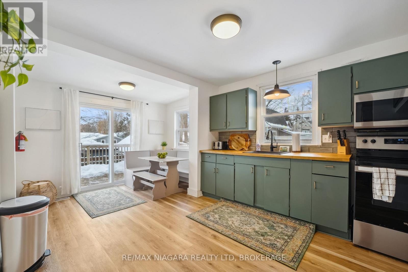 248 Lincoln Road W, Fort Erie (Crystal Beach), ON - Indoor Photo Showing Kitchen