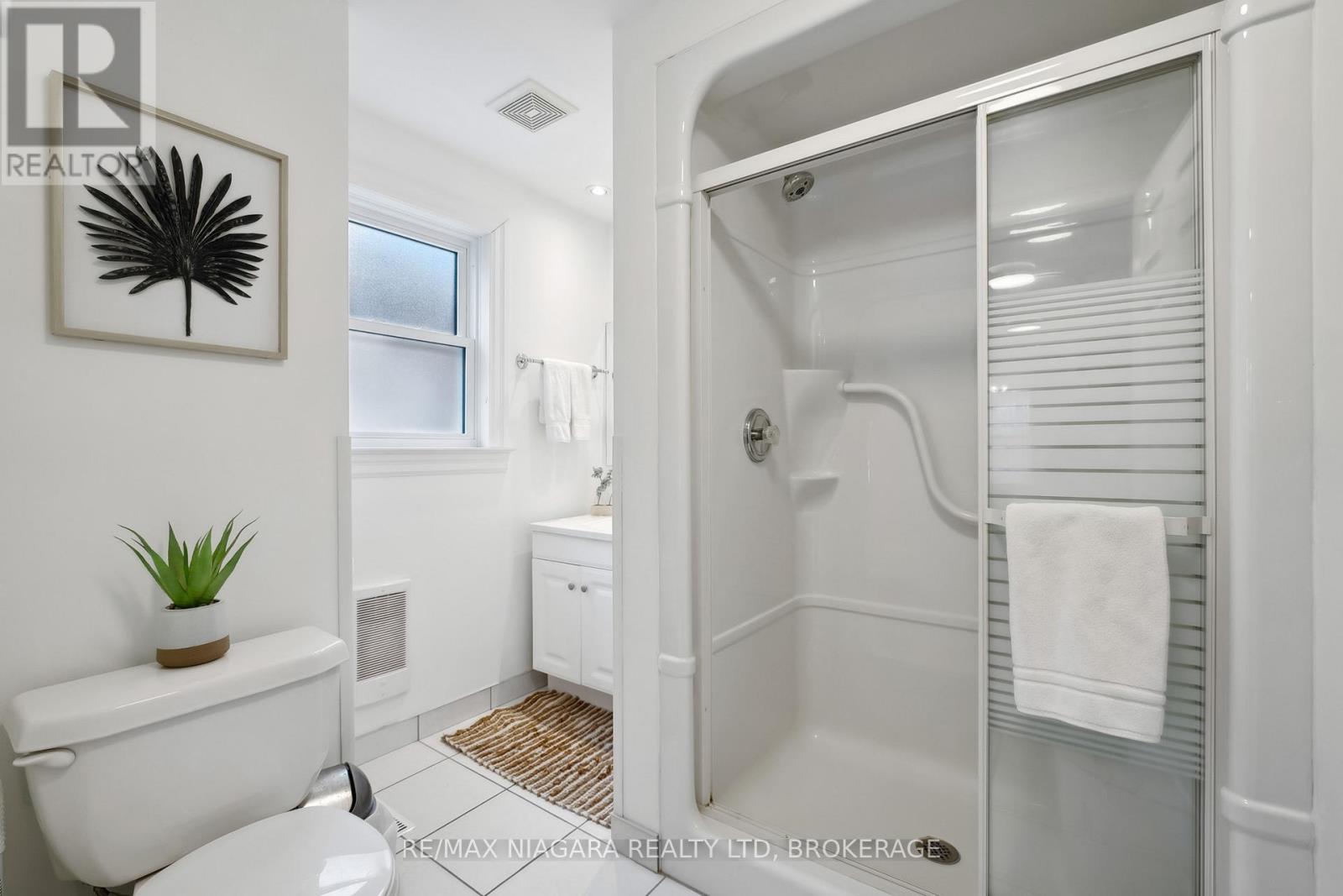248 Lincoln Road W, Fort Erie (Crystal Beach), ON - Indoor Photo Showing Bathroom