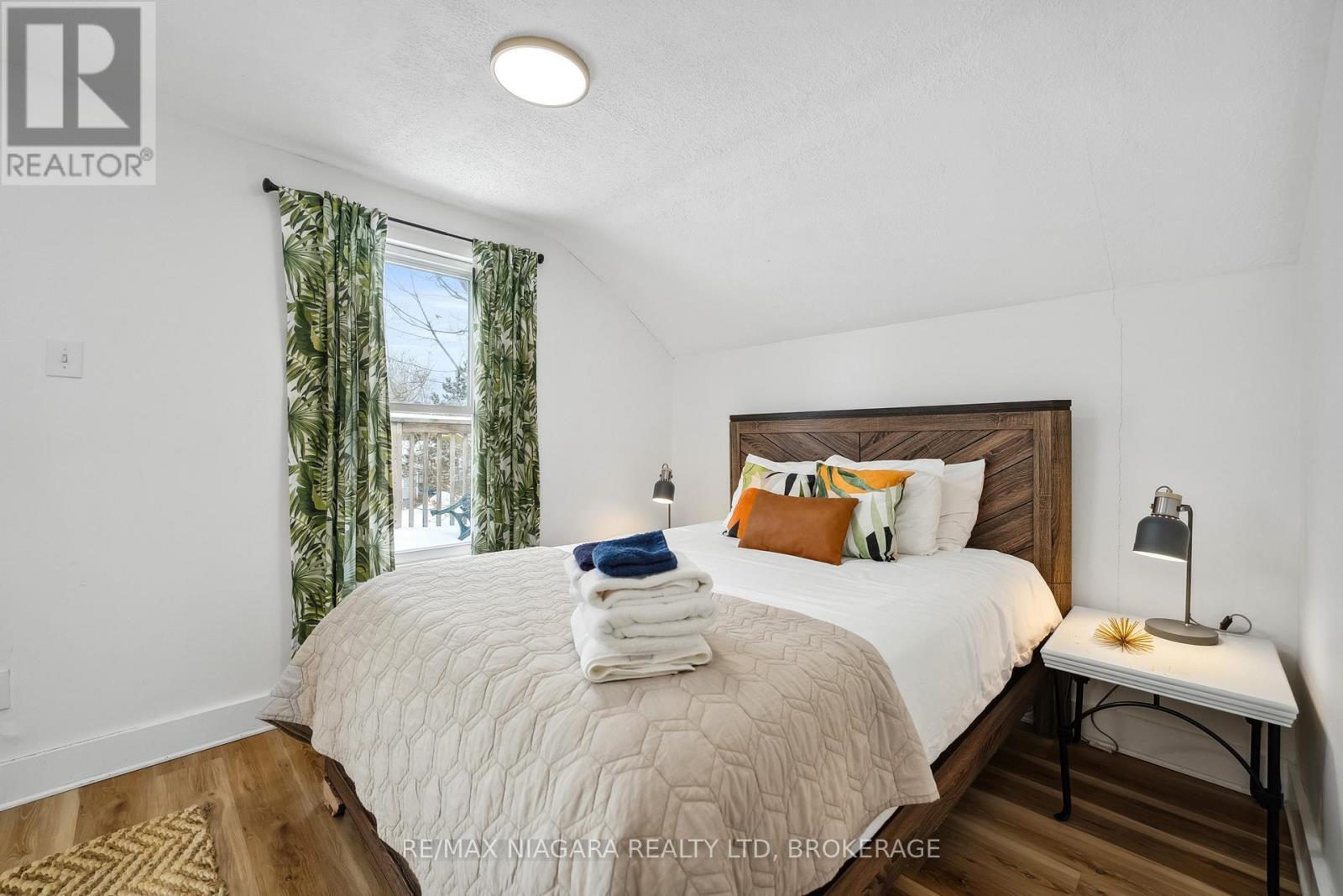 248 Lincoln Road W, Fort Erie (Crystal Beach), ON - Indoor Photo Showing Bedroom