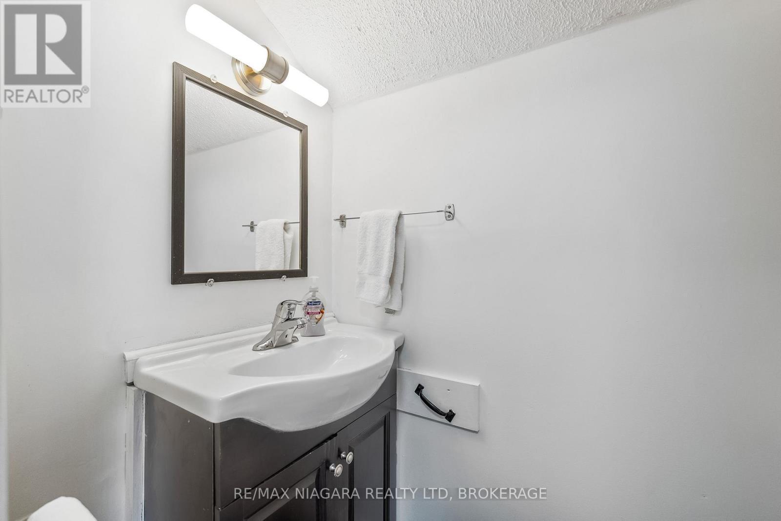 248 Lincoln Road W, Fort Erie (Crystal Beach), ON - Indoor Photo Showing Bathroom