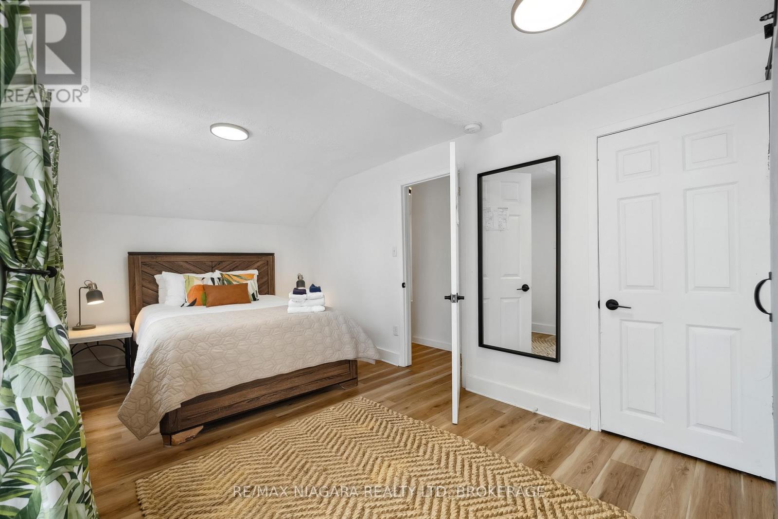 248 Lincoln Road W, Fort Erie (Crystal Beach), ON - Indoor Photo Showing Bedroom