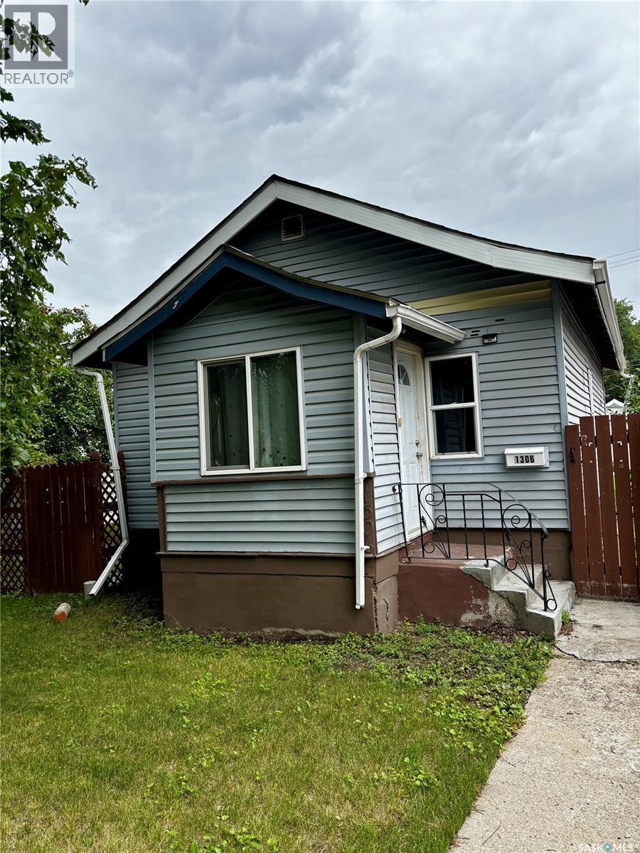 1306 B Avenue N, Saskatoon, SK - Outdoor