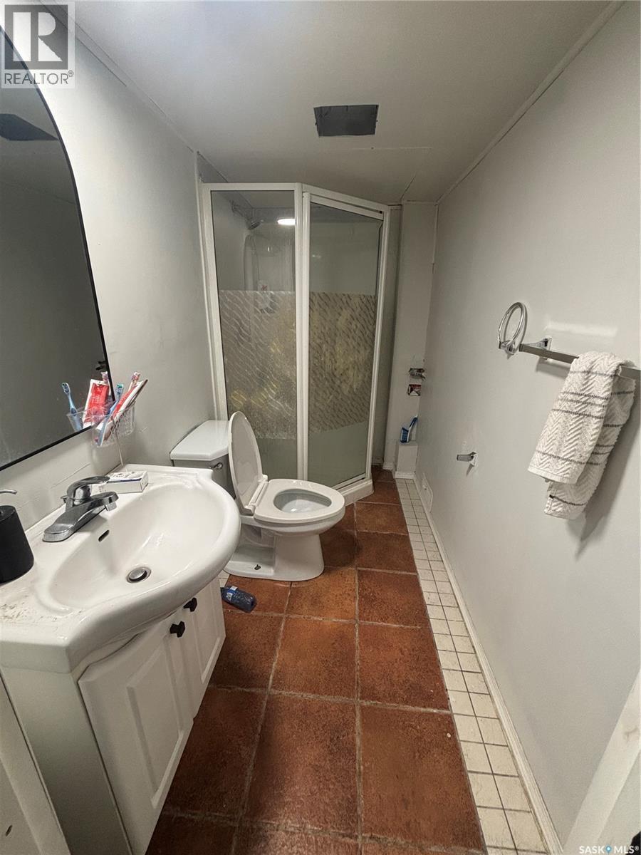 1306 B Avenue N, Saskatoon, SK - Indoor Photo Showing Bathroom
