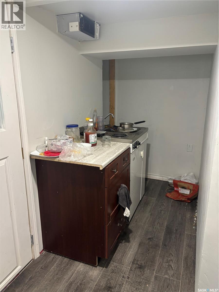 1306 B Avenue N, Saskatoon, SK - Indoor