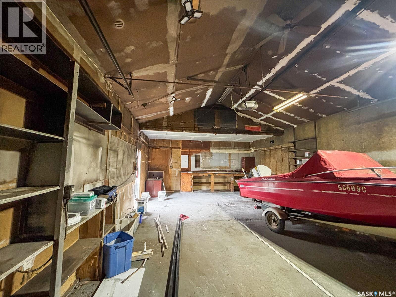 1306 B Avenue N, Saskatoon, SK - Indoor Photo Showing Garage