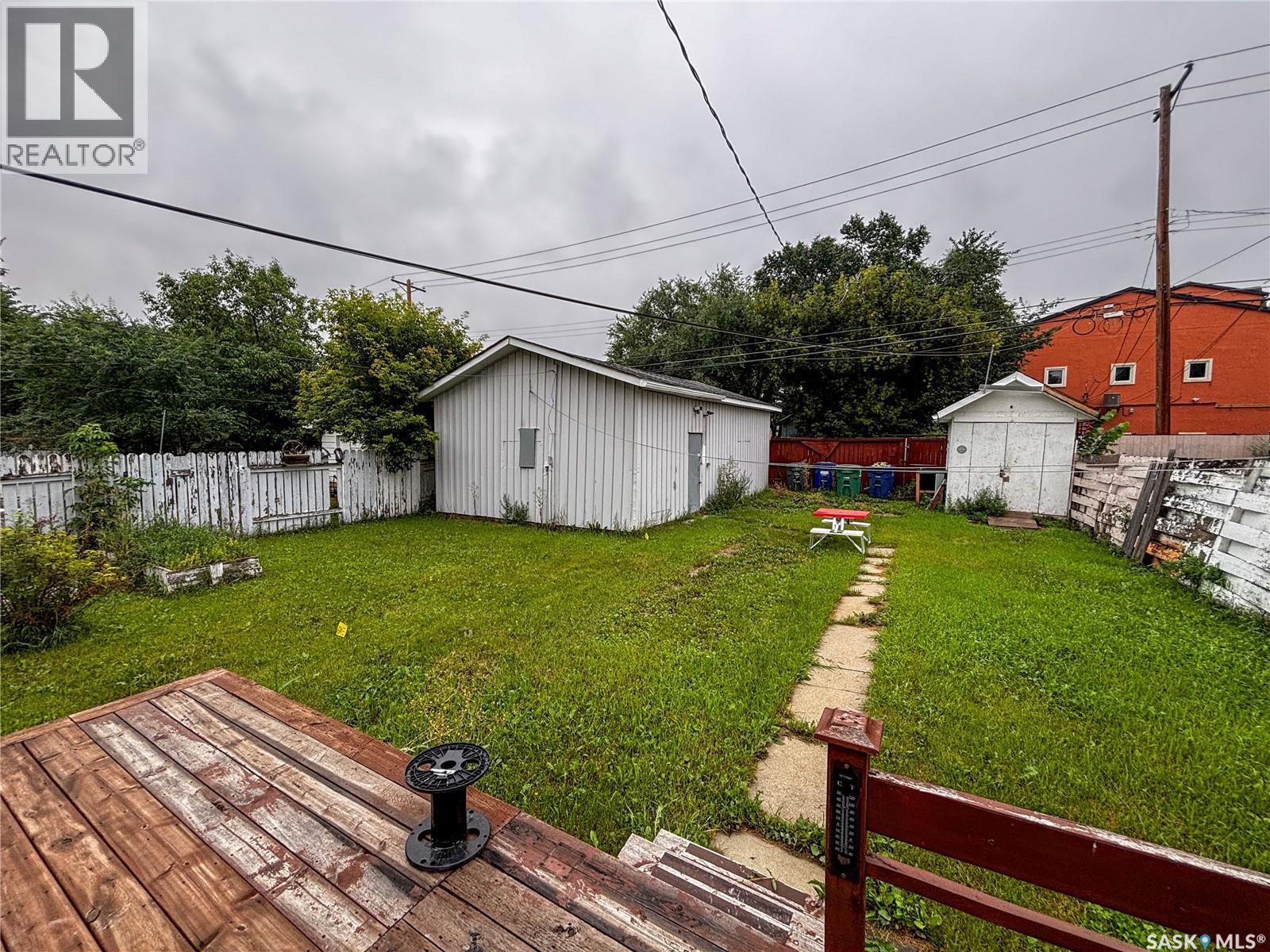 1306 B Avenue N, Saskatoon, SK - Outdoor