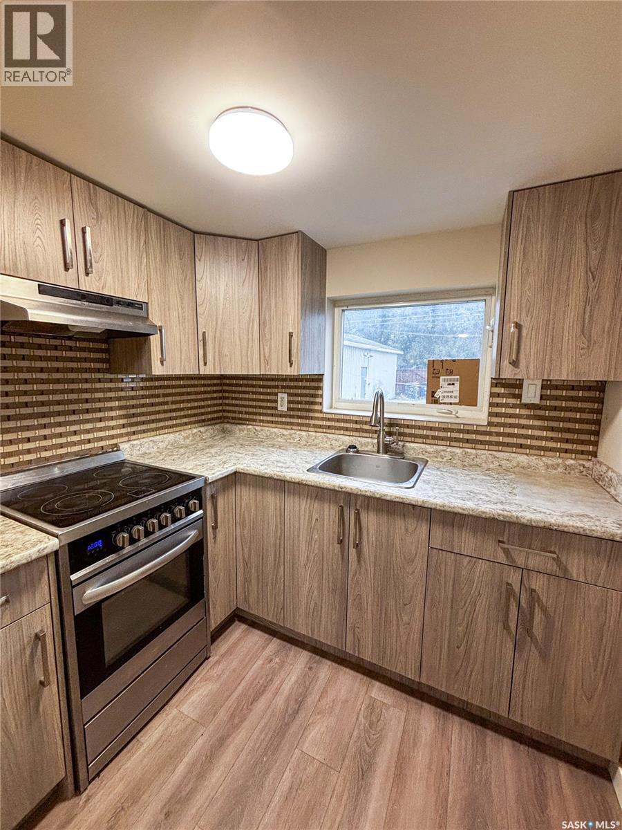 1306 B Avenue N, Saskatoon, SK - Indoor Photo Showing Kitchen