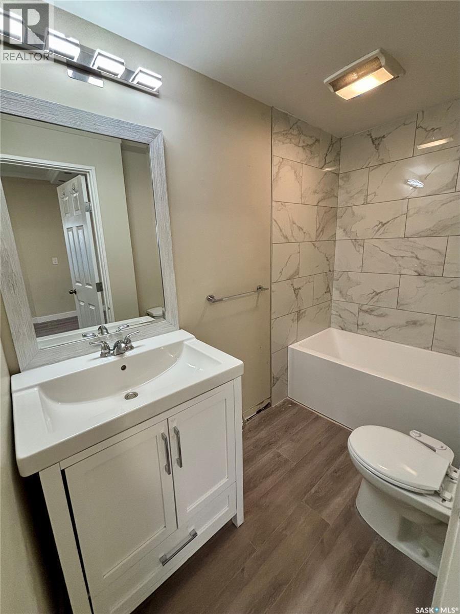 1306 B Avenue N, Saskatoon, SK - Indoor Photo Showing Bathroom