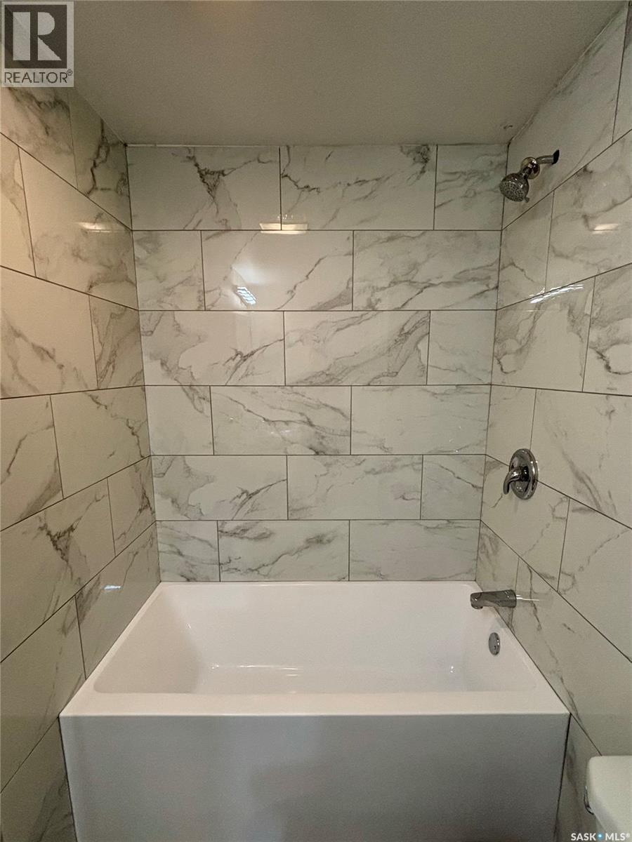 1306 B Avenue N, Saskatoon, SK - Indoor Photo Showing Bathroom