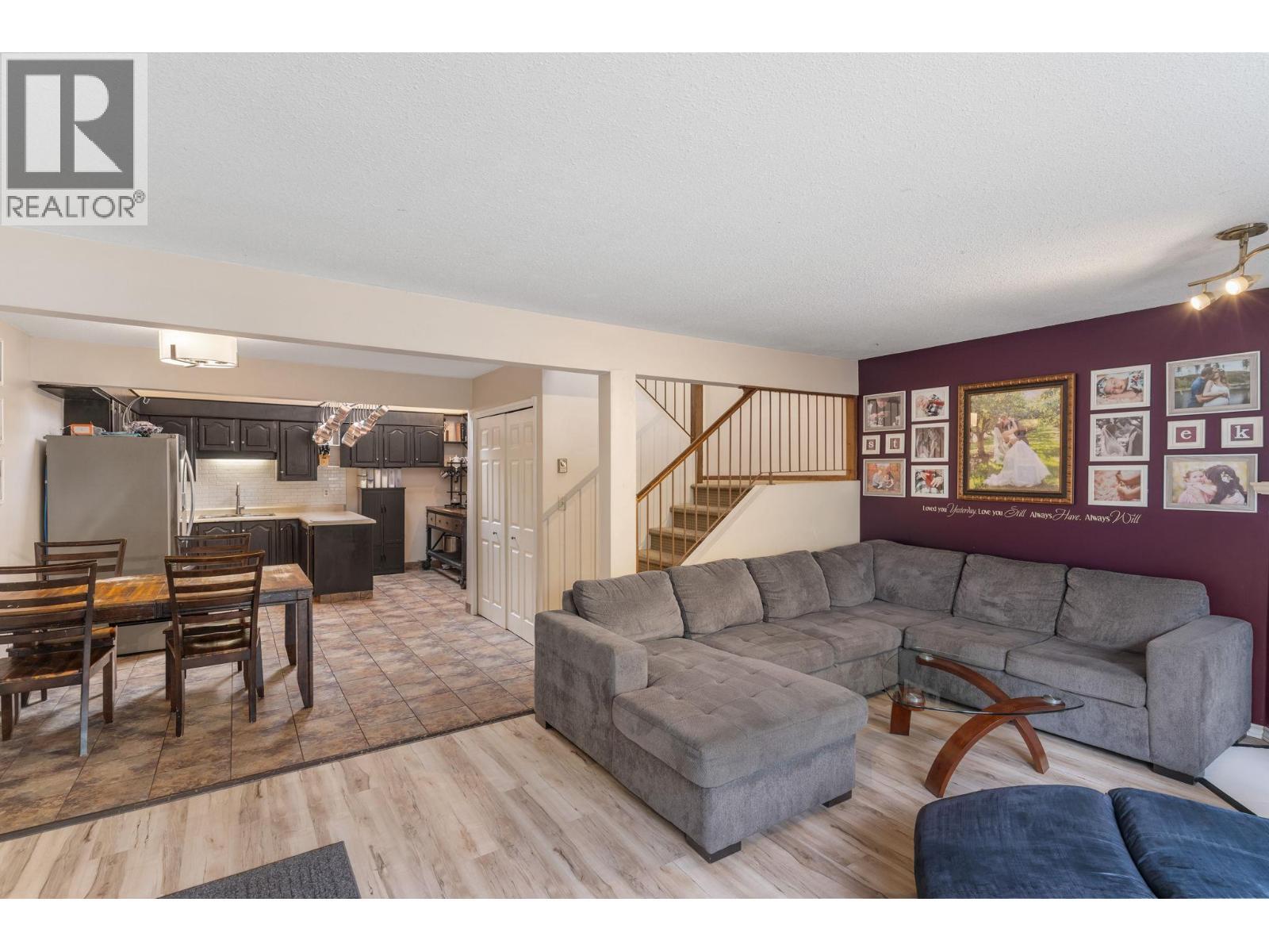 1950 Burtch Road Unit# 13, Kelowna, BC - Indoor Photo Showing Living Room
