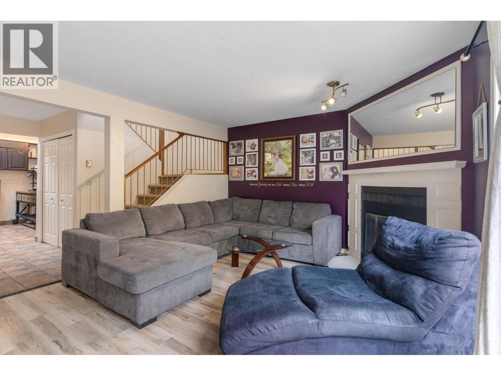1950 Burtch Road Unit# 13, Kelowna, BC - Indoor Photo Showing Living Room With Fireplace