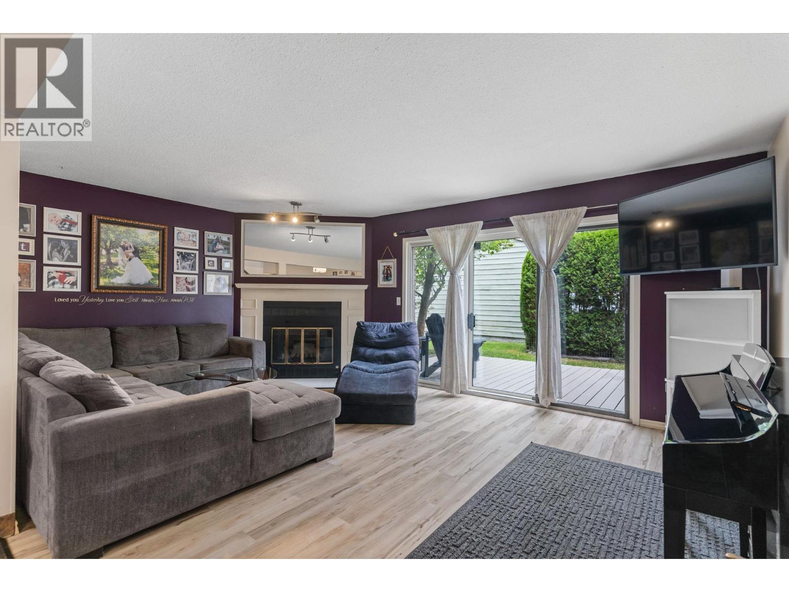 1950 Burtch Road Unit# 13, Kelowna, BC - Indoor Photo Showing Living Room With Fireplace