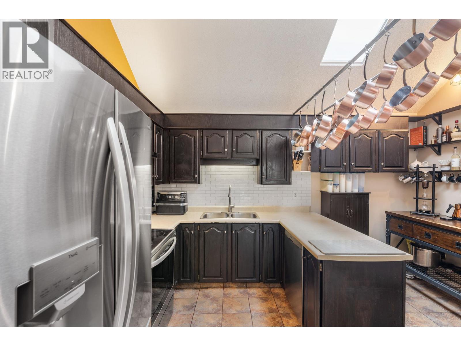 1950 Burtch Road Unit# 13, Kelowna, BC - Indoor Photo Showing Kitchen With Double Sink