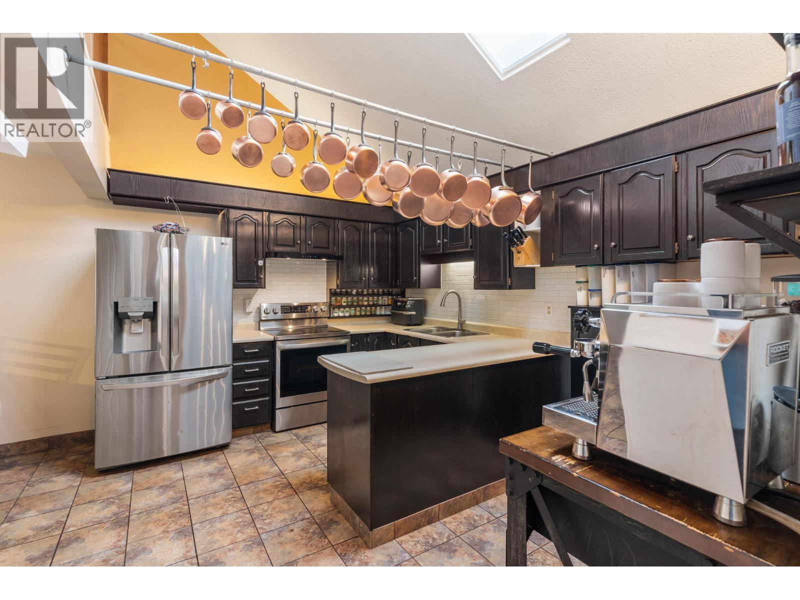 1950 Burtch Road Unit# 13, Kelowna, BC - Indoor Photo Showing Kitchen With Double Sink