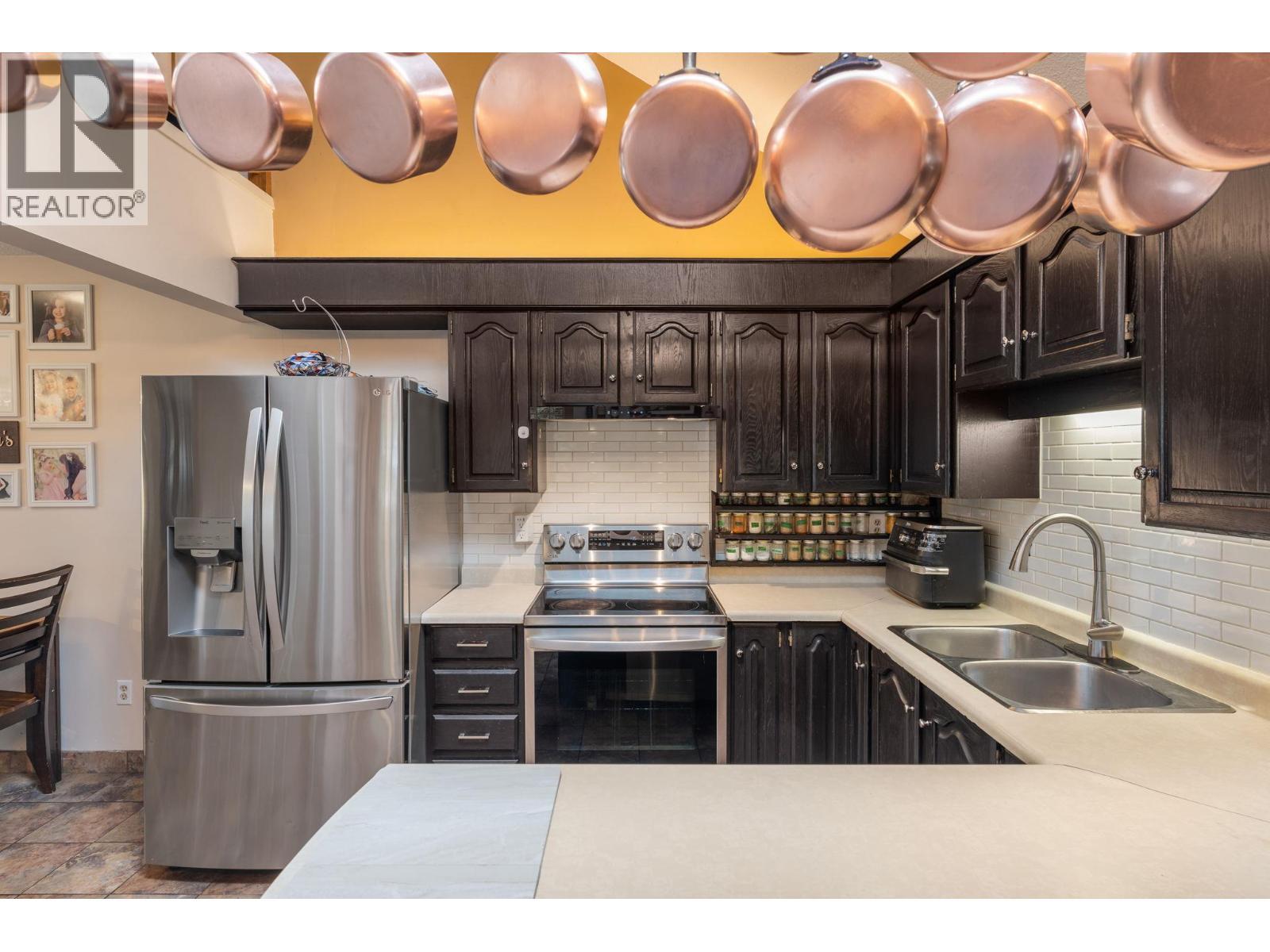 1950 Burtch Road Unit# 13, Kelowna, BC - Indoor Photo Showing Kitchen With Double Sink