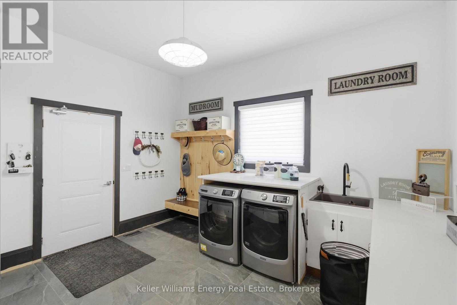 143 River Street, Scugog, ON - Indoor Photo Showing Laundry Room