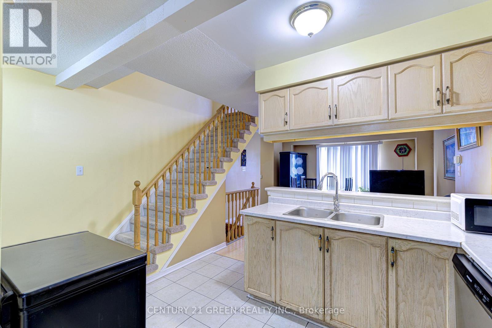 3 Desert Sand Drive, Brampton, ON - Indoor Photo Showing Kitchen With Double Sink
