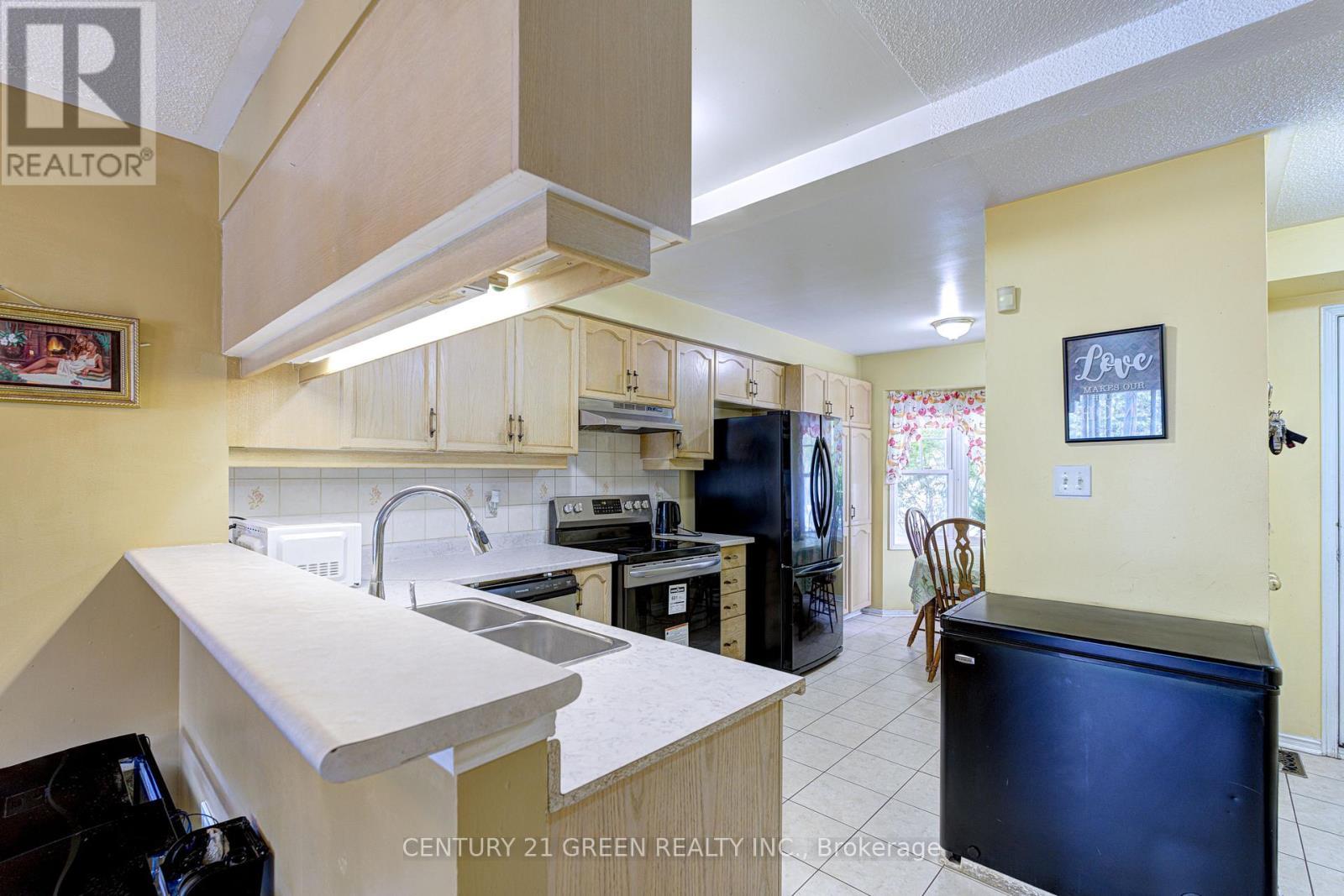 3 Desert Sand Drive, Brampton, ON - Indoor Photo Showing Kitchen With Double Sink