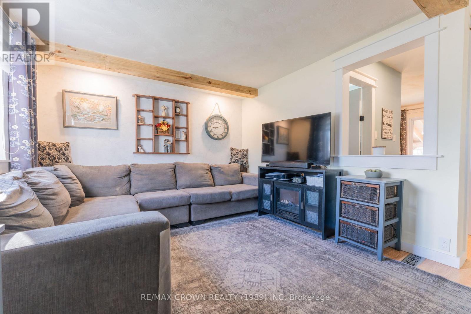 33 Dominion Avenue, Kapuskasing, ON - Indoor Photo Showing Living Room
