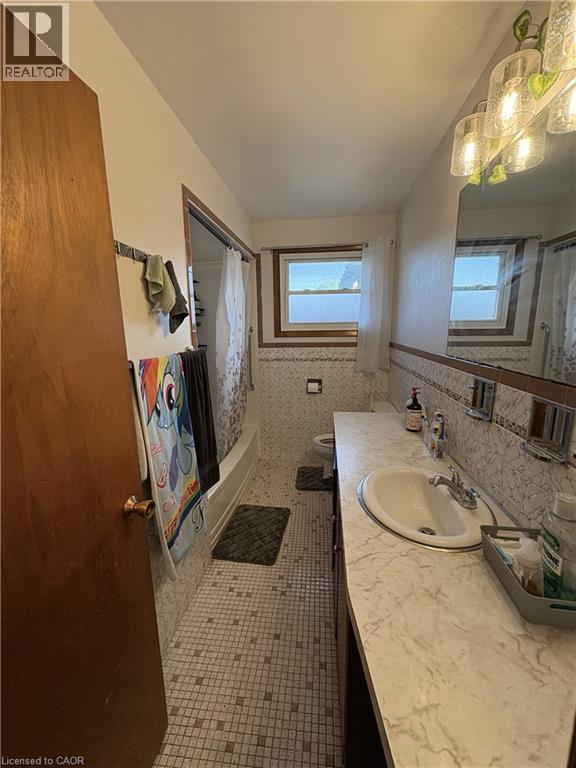15 Champlain Avenue Unit# Upper, Hamilton, ON - Indoor Photo Showing Bathroom